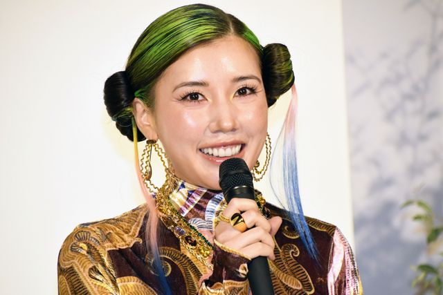 仲里依紗、ボディーラインくっきりのド派手ドレス姿！連続テレビ小説「おむすび」初週完成会見（9枚目）