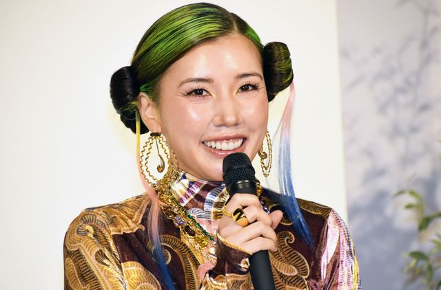 仲里依紗、ボディーラインくっきりのド派手ドレス姿！連続テレビ小説「おむすび」初週完成会見（10枚目）