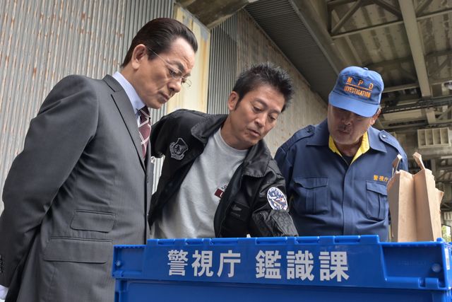 読み聞かせをする老人の正体は…「相棒 season24」第9話場面写真（2枚目）