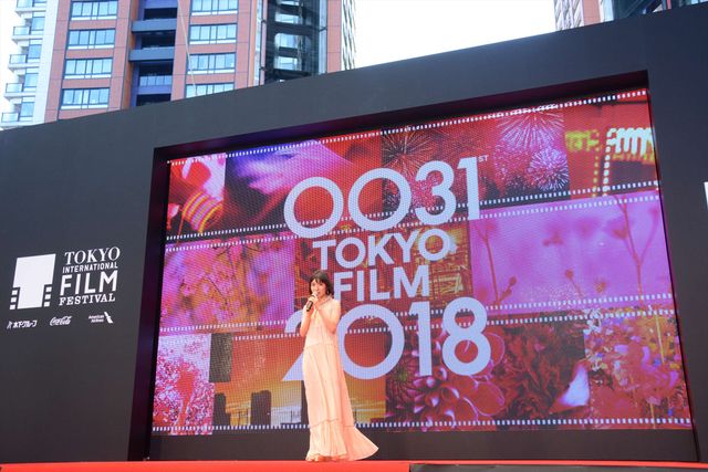 松岡茉優の華やかなドレス姿！第31回東京国際映画祭のオープニングイベント（3枚目）