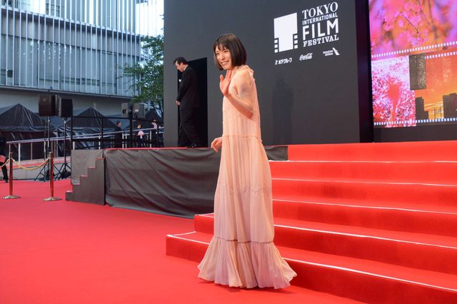 松岡茉優の華やかなドレス姿！第31回東京国際映画祭のオープニングイベント（6枚目）