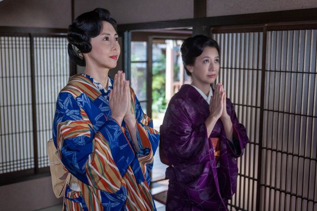 手を合わせる登美子（松嶋菜々子）と千代子（戸田菜穂）…朝ドラ「あんぱん」第18回：フォトギャラリー