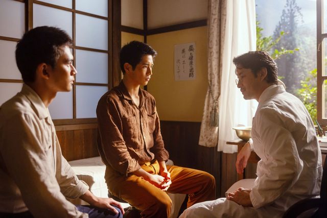 手を合わせる登美子（松嶋菜々子）と千代子（戸田菜穂）…朝ドラ「あんぱん」第18回（2枚目）