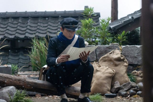 手を合わせる登美子（松嶋菜々子）と千代子（戸田菜穂）…朝ドラ「あんぱん」第18回（4枚目）