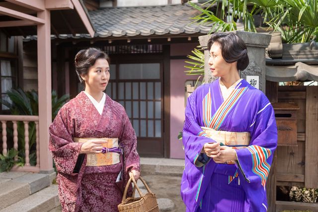 手を合わせる登美子（松嶋菜々子）と千代子（戸田菜穂）…朝ドラ「あんぱん」第18回（5枚目）
