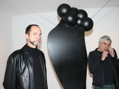 展示作品を前に語る彫刻家ルイ・シャフェスとペドロ・コスタ監督（左から）