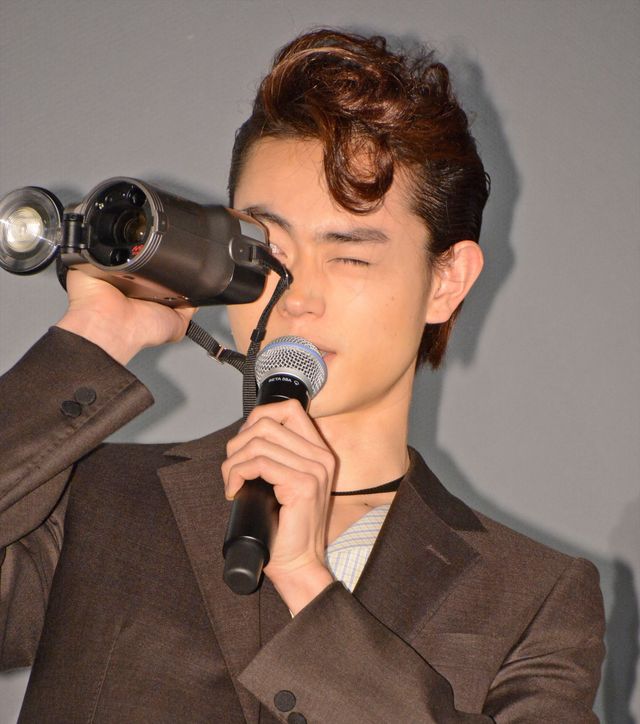 菅田将暉、中島裕翔をお父さん気分で激写！『ピンクとグレー』初日舞台あいさつ：フォトギャラリー