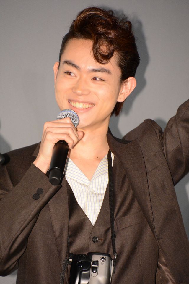 菅田将暉、中島裕翔をお父さん気分で激写！『ピンクとグレー』初日舞台あいさつ（5枚目）