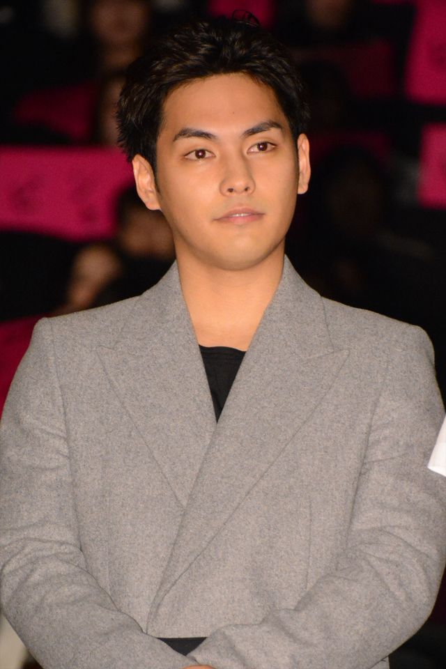 菅田将暉、中島裕翔をお父さん気分で激写！『ピンクとグレー』初日舞台あいさつ（8枚目）