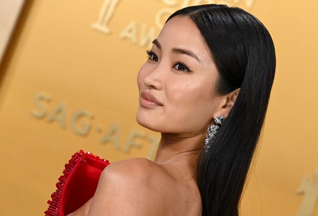 第31回全米映画俳優組合賞レッドカーペットでのアンナ・サワイ