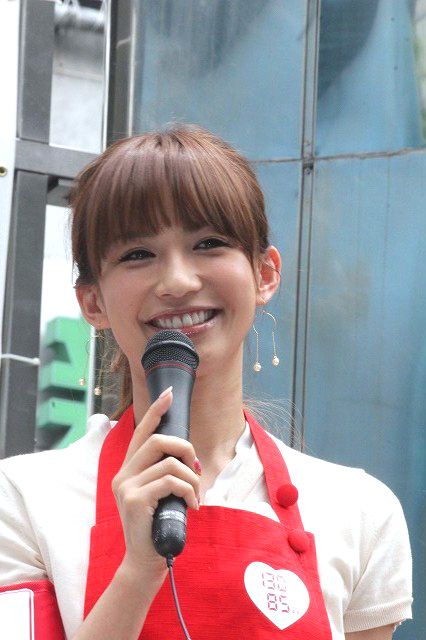 優木まおみの美脚がまぶしい！「ウデをまくろう、ニッポン!」啓発イベントフォトギャラリー（9枚目）