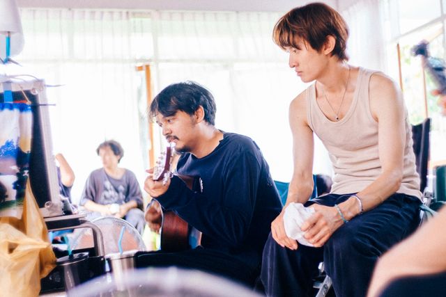 タイの撮影現場での様子を捉えた『(LOVE SONG)』メイキング写真：フォトギャラリー