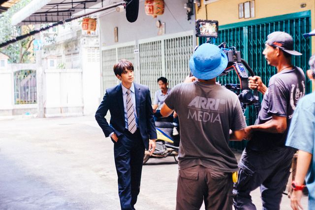 タイの撮影現場での様子を捉えた『(LOVE SONG)』メイキング写真（2枚目）