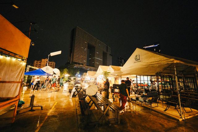 タイの撮影現場での様子を捉えた『(LOVE SONG)』メイキング写真（5枚目）