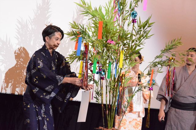 山下智久＆新木優子の美しい浴衣姿！短冊に願いを…『SEE HEAR LOVE』劇場公開初日舞台挨拶の様子（3枚目）