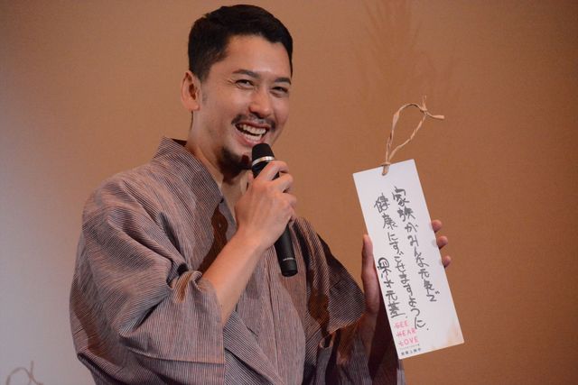 山下智久＆新木優子の美しい浴衣姿！短冊に願いを…『SEE HEAR LOVE』劇場公開初日舞台挨拶の様子（16枚目）