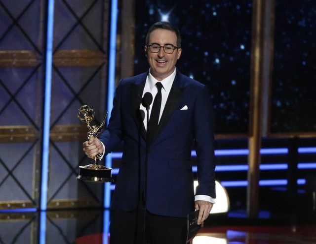6月21日、中国のミニブログ「微博(ウェイボー)」が、コメディアンのジョン・オリバーさん(写真)に関する投稿を削除・ブロックしている