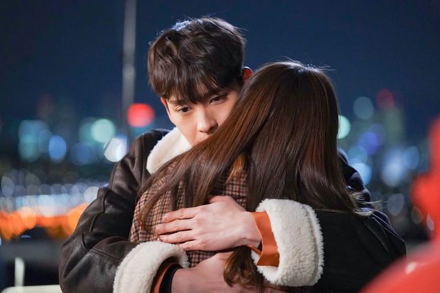 チェ・テジュンがハグ！ドラマ「だから俺はアンチと結婚した」場面カット：フォトギャラリー