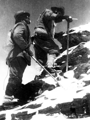 ジョージ・マロリー氏第二次遠征の際、エドワード・フェリックス・ノートン氏と共に2万7,000フィート地点で撮影された写真