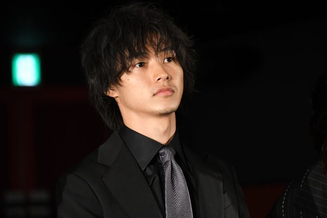 山崎賢人＆松岡茉優ら映画『劇場』完成を報告！：フォトギャラリー