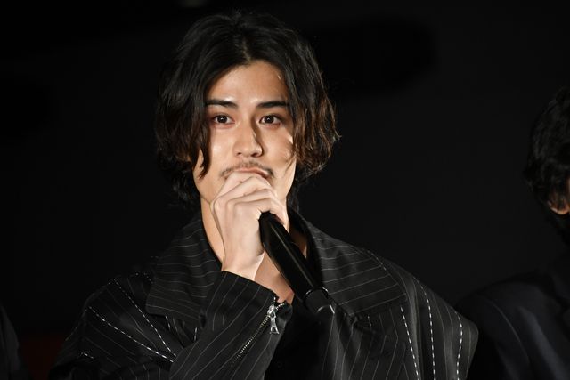 山崎賢人＆松岡茉優ら映画『劇場』完成を報告！（4枚目）