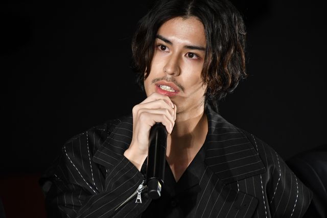 山崎賢人＆松岡茉優ら映画『劇場』完成を報告！（5枚目）