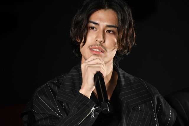 山崎賢人＆松岡茉優ら映画『劇場』完成を報告！（6枚目）