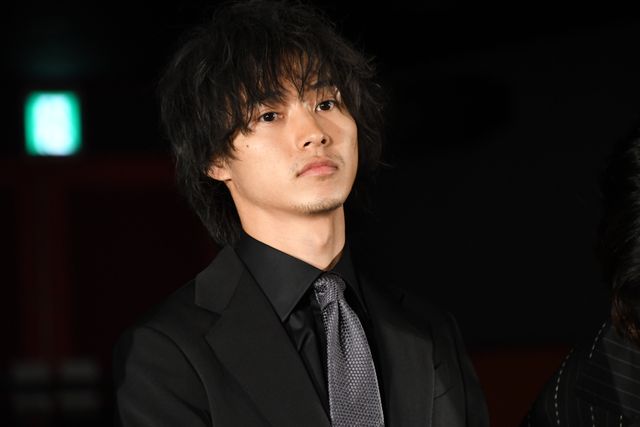 山崎賢人＆松岡茉優ら映画『劇場』完成を報告！（12枚目）