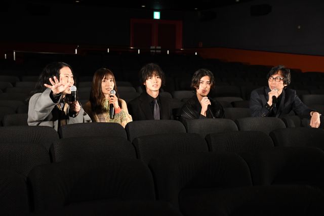 山崎賢人＆松岡茉優ら映画『劇場』完成を報告！（15枚目）