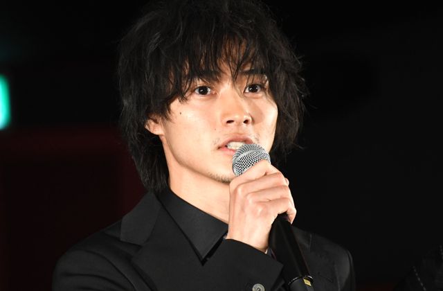 山崎賢人＆松岡茉優ら映画『劇場』完成を報告！（17枚目）