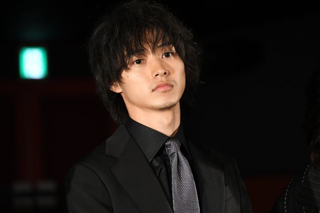 山崎賢人＆松岡茉優ら映画『劇場』完成を報告！（18枚目）