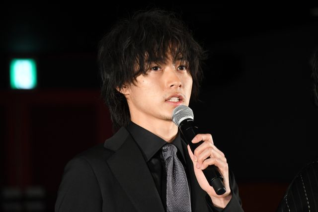 山崎賢人＆松岡茉優ら映画『劇場』完成を報告！（20枚目）