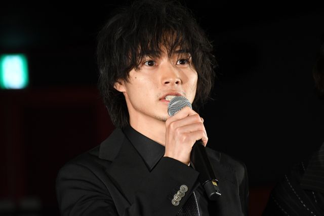 山崎賢人＆松岡茉優ら映画『劇場』完成を報告！（22枚目）