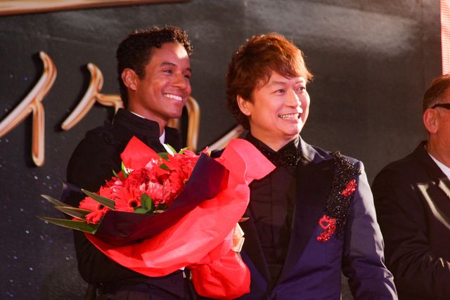 主演を務めたマイケルの甥ジャファー・ジャクソン（左）＆花束を贈呈した香取慎吾（右）