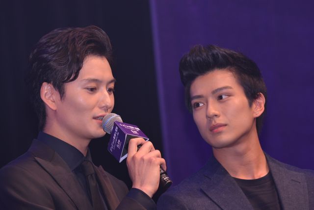 兄・形兆役の岡田将生に熱い視線を送る弟・億泰役の新田真剣佑ほか　『ジョジョの奇妙な冒険　ダイヤモンドは砕けない　第一章』ジャパンプレミア（3枚目）