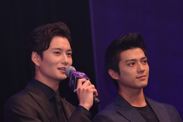 兄・形兆役の岡田将生に熱い視線を送る弟・億泰役の新田真剣佑ほか　『ジョジョの奇妙な冒険　ダイヤモンドは砕けない　第一章』ジャパンプレミア（4枚目）