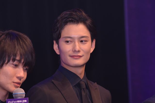 兄・形兆役の岡田将生に熱い視線を送る弟・億泰役の新田真剣佑ほか　『ジョジョの奇妙な冒険　ダイヤモンドは砕けない　第一章』ジャパンプレミア（5枚目）