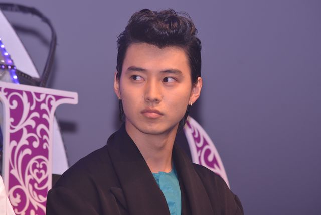 兄・形兆役の岡田将生に熱い視線を送る弟・億泰役の新田真剣佑ほか　『ジョジョの奇妙な冒険　ダイヤモンドは砕けない　第一章』ジャパンプレミア（13枚目）