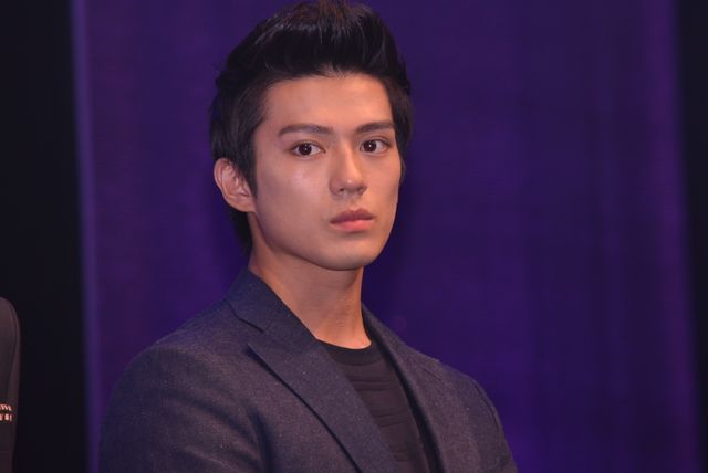 兄・形兆役の岡田将生に熱い視線を送る弟・億泰役の新田真剣佑ほか　『ジョジョの奇妙な冒険　ダイヤモンドは砕けない　第一章』ジャパンプレミア（18枚目）