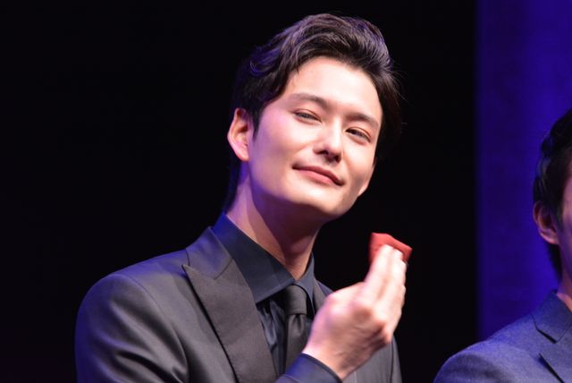 兄・形兆役の岡田将生に熱い視線を送る弟・億泰役の新田真剣佑ほか　『ジョジョの奇妙な冒険　ダイヤモンドは砕けない　第一章』ジャパンプレミア（21枚目）