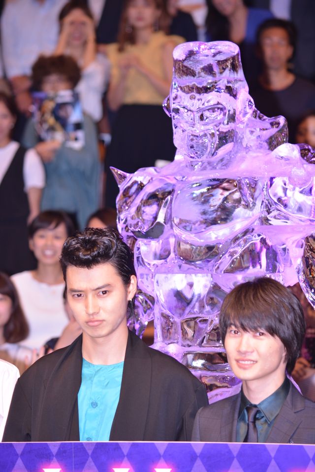 兄・形兆役の岡田将生に熱い視線を送る弟・億泰役の新田真剣佑ほか　『ジョジョの奇妙な冒険　ダイヤモンドは砕けない　第一章』ジャパンプレミア（25枚目）