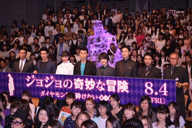 兄・形兆役の岡田将生に熱い視線を送る弟・億泰役の新田真剣佑ほか　『ジョジョの奇妙な冒険　ダイヤモンドは砕けない　第一章』ジャパンプレミア（26枚目）