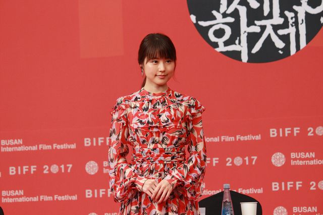 釜山国際映画祭で『ナラタージュ』記者会見に登壇した有村架純
