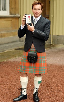 キルト姿で大英帝国勲章を受勲したユアン・マクレガー - バッキンガム宮殿にて