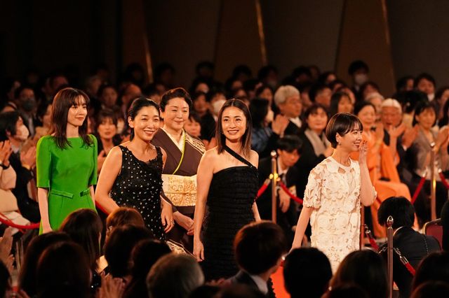 美しすぎる！浜辺美波、綾瀬はるか、上戸彩ら豪華女優陣のドレス姿（7枚目）