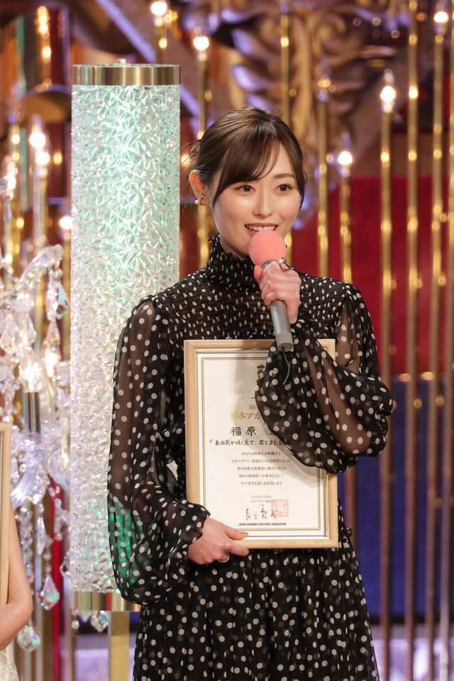 美しすぎる！浜辺美波、綾瀬はるか、上戸彩ら豪華女優陣のドレス姿（15枚目）