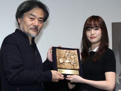 第8回ローマ国際映画祭での受賞盾をかかげる黒沢清監督と前田敦子