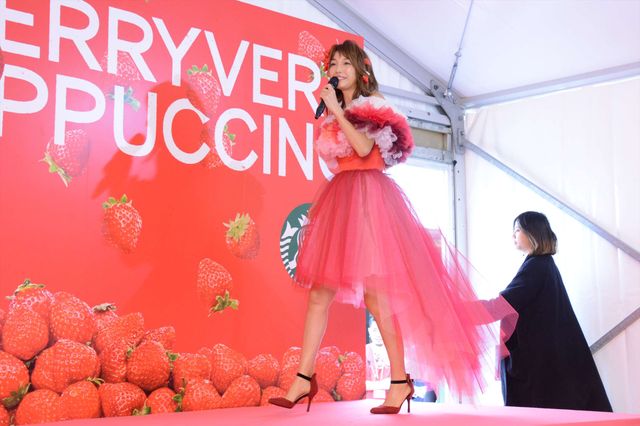 木下優樹菜、イチゴドレスで登場！　スターバックスコーヒージャパン「新作フラペチーノPRイベント」：フォトギャラリー