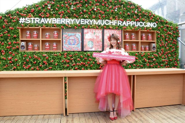 木下優樹菜、イチゴドレスで登場！　スターバックスコーヒージャパン「新作フラペチーノPRイベント」（8枚目）