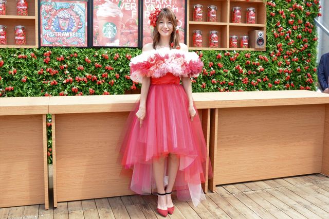 木下優樹菜、イチゴドレスで登場！　スターバックスコーヒージャパン「新作フラペチーノPRイベント」（10枚目）